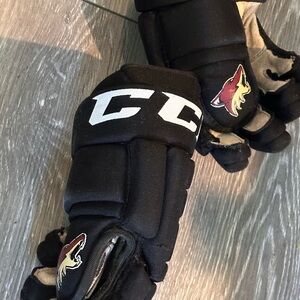 CCM Phoenix Coyotes Hockey Gloves